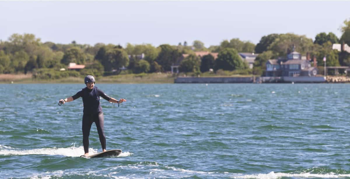 una mujer haciendo surf