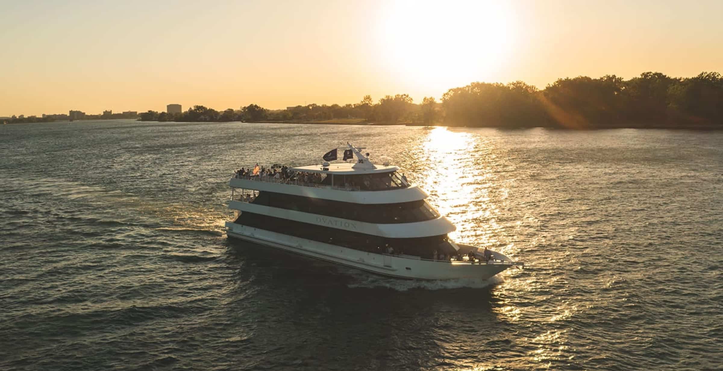 yacht à l'eau