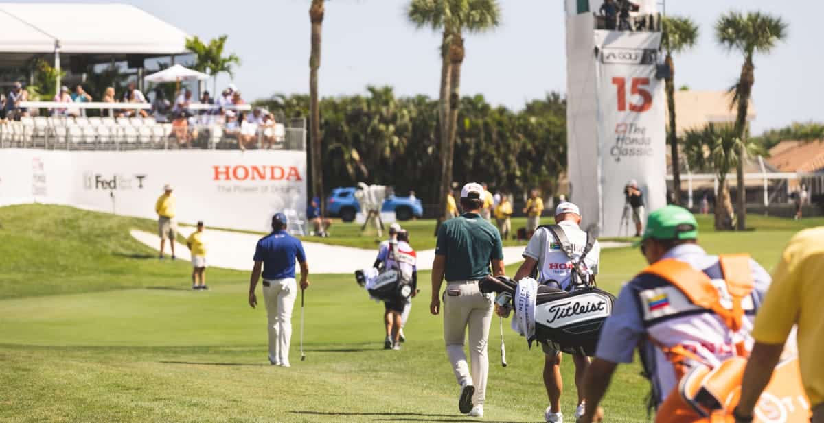 Golfistas profesionales caminando por un campo de golf