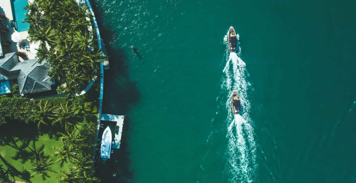 Vista aérea de dos barcos