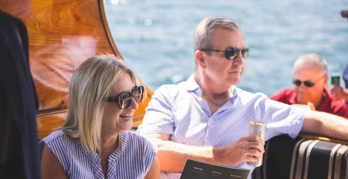 una mujer y un hombre sentados en un barco