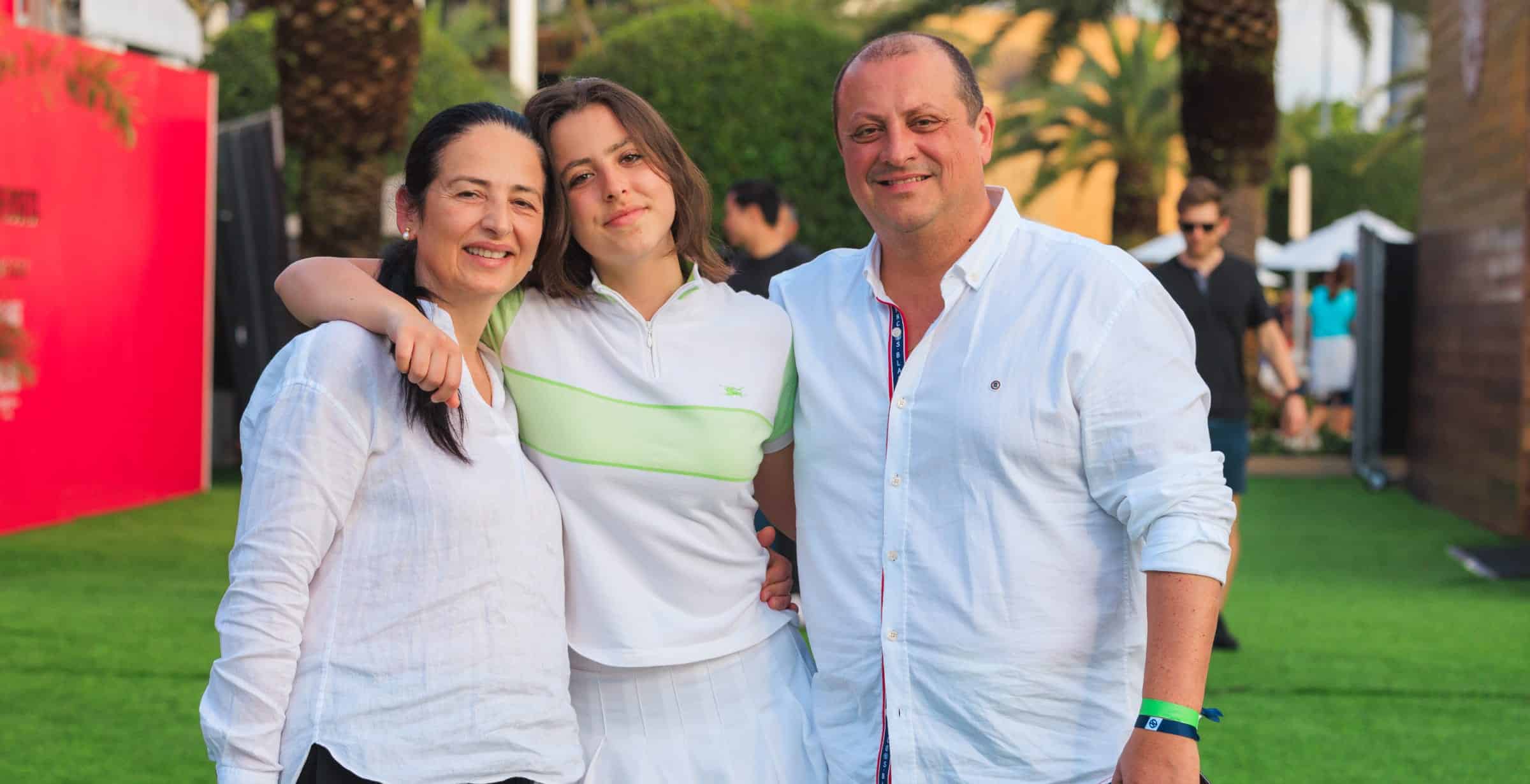 tres personas sonriendo